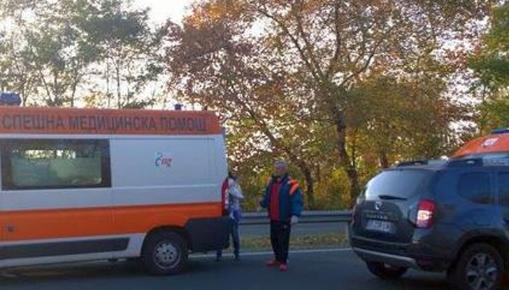 Едногодишното дете, което е сред пострадалите четирима души във верижна катастрофа край Бургас, остава в болницата