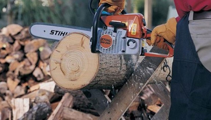 Показалецът и средният пръст на лявата му ръка са били почти отрязани