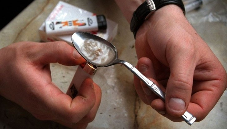 Милен е хванат да продава хероин, за което влиза на топло за 6 месеца при строг режим / Снимката е илюстративна