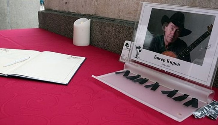 Поклонението пред известния музикант се състоя в сградата на Народния театър
