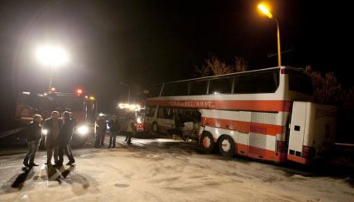 По пътя Атина - Солун автобус и лек автомобил управляван от 40-годишен български гражданин се удрят
