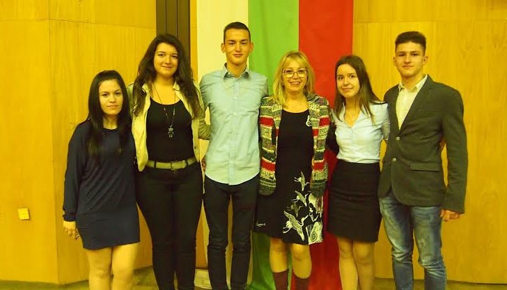 Младежки Парламент е част от дейностите на Младежки дом Русе, в който млади хора на възраст от 15 до 19 години участват и реализират свои идеи