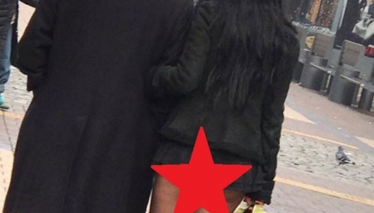 В момента кадърът обикаля социалните мрежи, а задникът на дамата се превърна в знаменитост