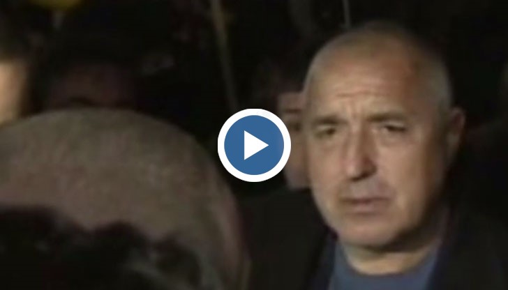 Петър Низамов-Перата отиде пред Бежанския център, но само, за да се скара с Динко