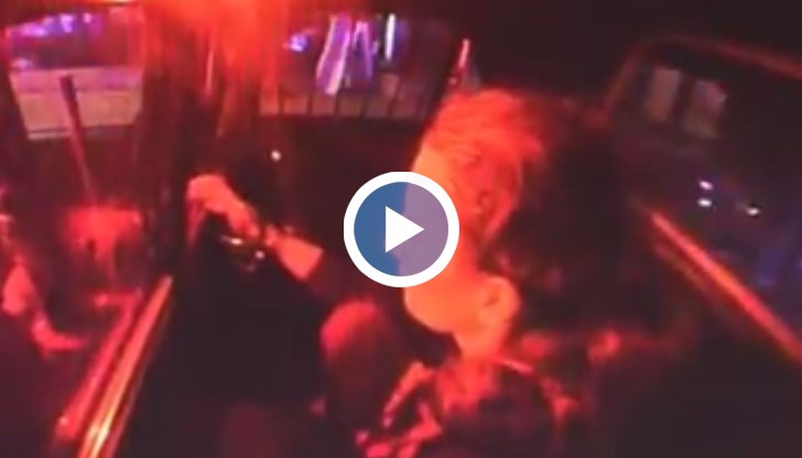 Дженифър успяла с трик да си свали белезниците и духнала с патрулката