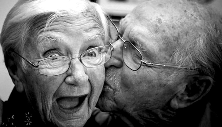 <p>Баба и дядо се скарали и сърдитата баба решила да накаже дядото като не му говори. На другия ден дядото напълно забравил за снощната караница, но бабата сърдито не продумвала и дума. Какво ли не правил дядото, но не могъл да промени настроението на жена си и тя все така сърдито мълчала. Накрая той започнал да рови по шкафовете и чекмеджетата. Бабата го гледала, гледала, но накрая не издържала и го попитала:<br />
- Какво ровиш там, стар глупако! - троснала се бабата.<br />
- Слава Богу, намерих го - ухилил се дядото. - Твоят глас!</p>
