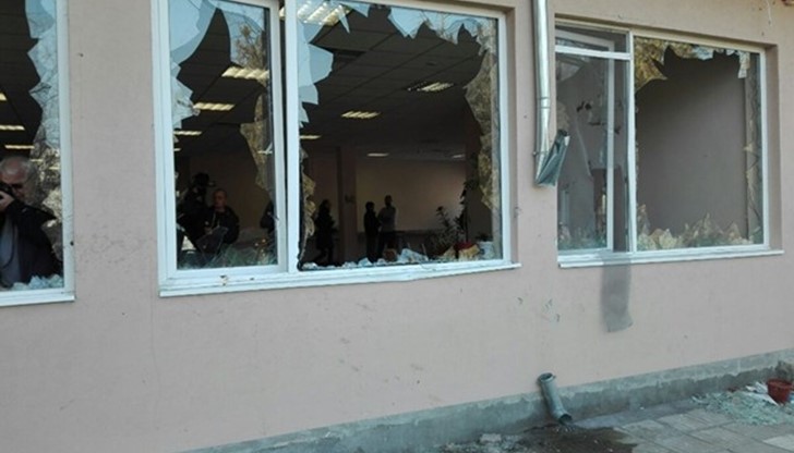 Всички прозорци на столовата на центъра за настаняване в Харманли са потрошени
