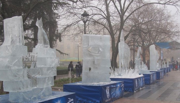 Тя ще разполага с хладилно оборудване, което да поддържа необходимата температура, за да не се разтопят ледените фигури