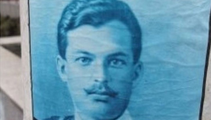 На разлепените плакати е поставен ликът на Георги Бенковски