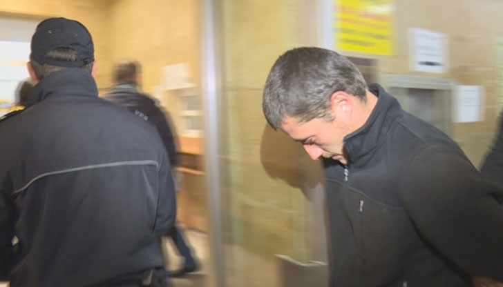 Рецидивист с 11 присъди заплашил шофьорката с нож и я изнасилил