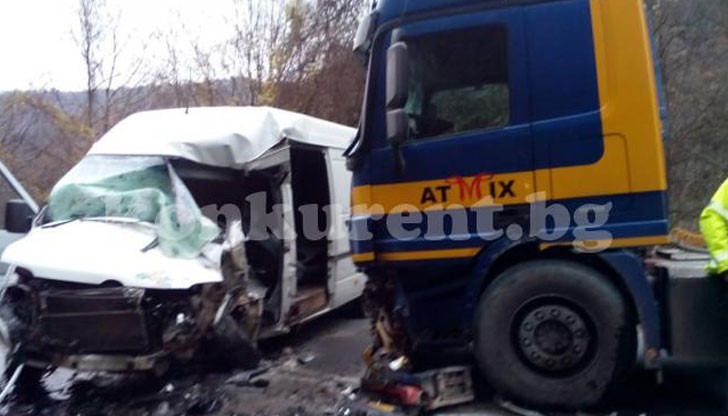 Инцидентът е станал между ТИР и бус на пътя край село Ребърково