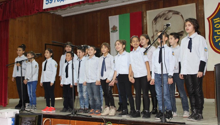 Празникът предложи богата програма, в която се включиха талантливи възпитаници на СУ „Йордан Йовков“