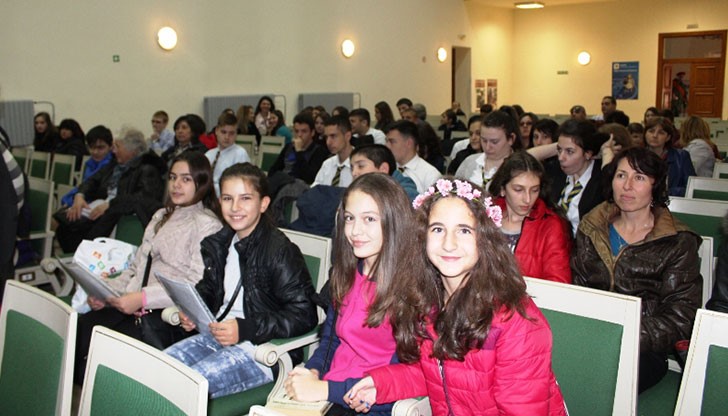 Присъстващите във Военния клуб имаха възможност да изгледат филм, посветен на сухопътните войски в България