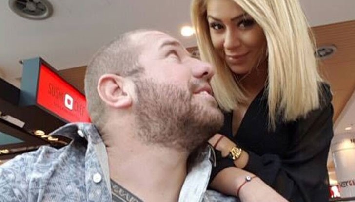 Плеймейтката и ловецът на мигранти на любовен шопинг в мола