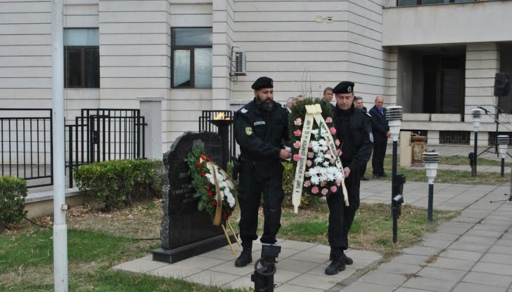В навечерието на Професионалния празник на Българската полиция се проведе тържествена церемония по поднасяне на венци и цветя
