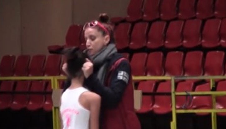 В случая, при който треньорка по гимнастика дърпа ушите на момиченце, става дума за психическо и физическо насилие