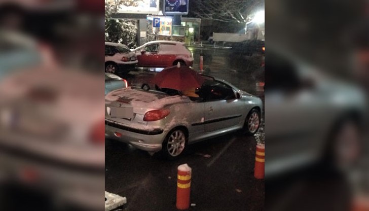 Пътници в кабриолет посрещнаха зимата с малко, червено чадърче Пътници в кабриолет посрещнаха зимата с малко, червено чадърче