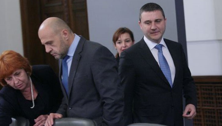 Очаква се Борисов да даде следизборните си коментари в централата, където вече е събрал всичките си подчинени