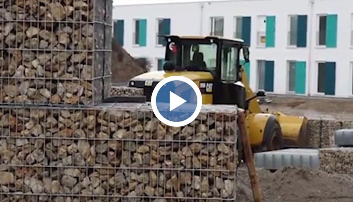 "Мюнхенската стена" разделя бежански лагер от жилищен комплекс