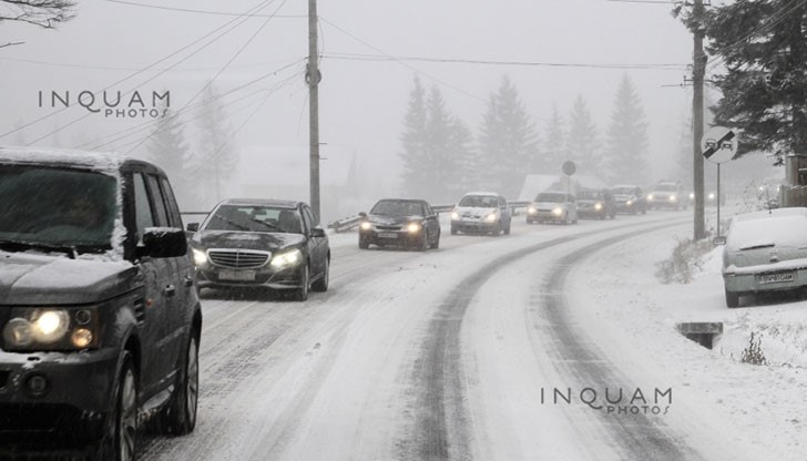Обявен е "оранжев код" за виелици и обилни снеговалежи в редица окръзи в централната и североизточната част на страната