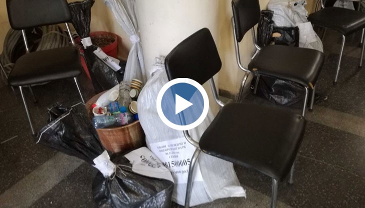 Хората, чакащи да им бъдат приети изборните книжа, спят по столовете, а чувалите с бюлетини се въргалят без надзор по земята