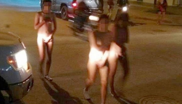 Трите жени са насилени да минат през центъра само по чорапи Трите жени са насилени да минат през центъра само по чорапи