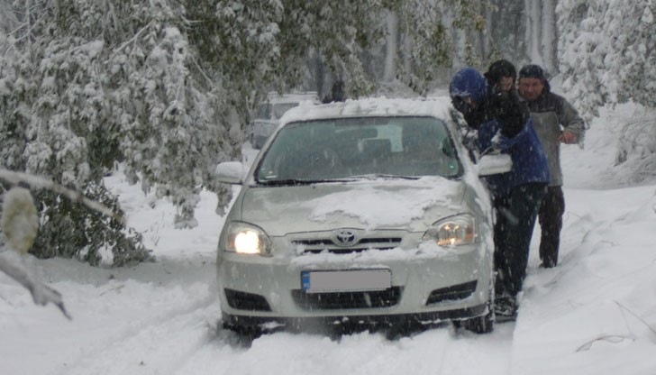 Зимата „чука на вратата“, а четири общини нямат подписани договори за снегопочистване
