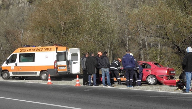 По-рано днес полицаи видяха стърчащите гуми на червената кола в реката