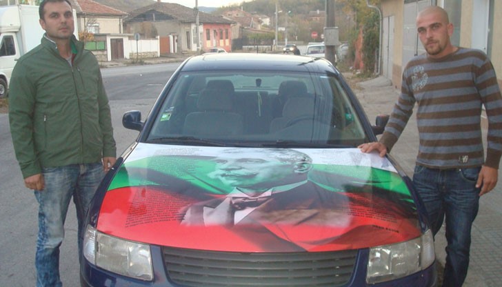 Младият Деян вярва, че с патриотичното си возило, както сам го нарича, ще събуди заспалия родолюбив дух