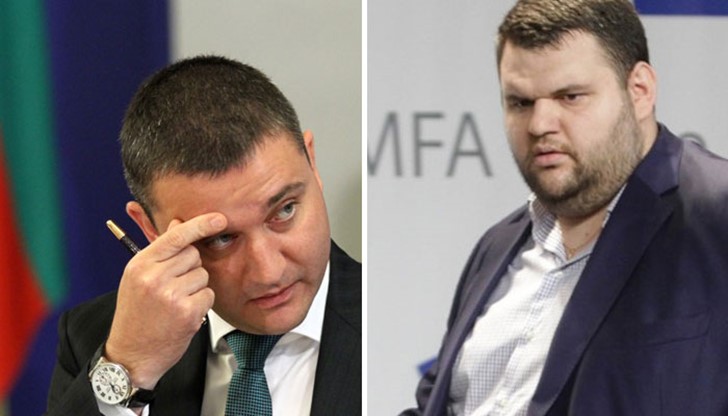 Министърът в оставка отрече да са се виждали...но пък призна, че имат снимка заедно от 2010 година Министърът в оставка отрече да са се виждали...но пък призна, че имат снимка заедно от 2010 година