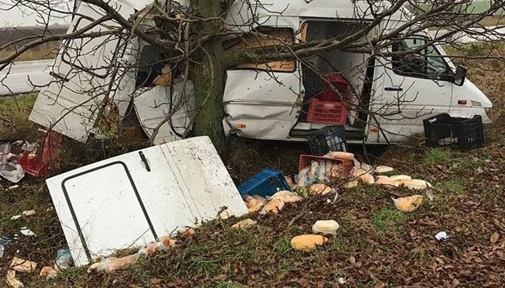 Бусът, натоварен с хляб, се е блъснал в дърво