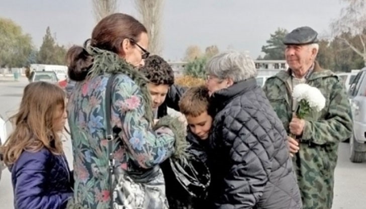 Така трите деца на Атанас Ламджиев, който загина в петък при катастрофа в Пловдив, реагирали, когато видели тялото му в погребалната агенция
