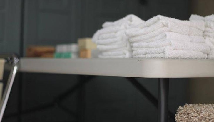 Освен топла храна в трапезарията, осигуряват и хигиенни принадлежности и бельо за всеки желаещ Освен топла храна в трапезарията, осигуряват и хигиенни принадлежности и бельо за всеки желаещ