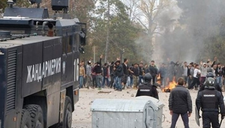 Те отново тази нощ ще ядат топла безплатна храна и ще спят на леглата си осигурени от вас. И те същите, отново утре ще вдигнат ръка и хвърлят камък срещу държавата Те отново тази нощ ще ядат топла безплатна храна и ще спят на леглата си осигурени от вас. И те същите, отново утре ще вдигнат ръка и хвърлят камък срещу държавата