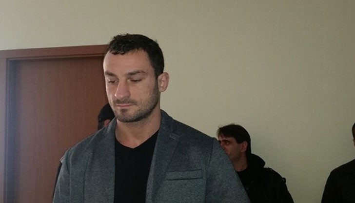Петър Низамов влезе в съда облечен в сако