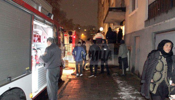 Според циганите пожарникарите влезли веднъж в апартамента, но после уж за нещо се върнали втори път