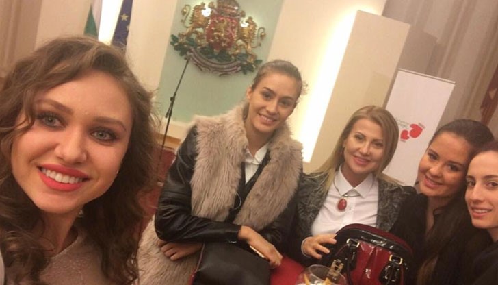 Четири от златните момичета от най-успешния ансамбъл на България по художествена гимнастика и председателят на федерацията Илияна Раева имаха специална среща