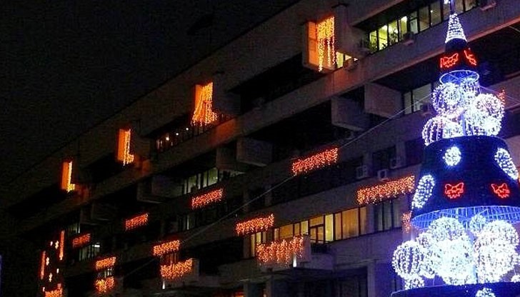 Официално тя ще бъде открита на 2-ри декември със запалването светлините на коледната елха от 17:15 часа на площада пред Общината