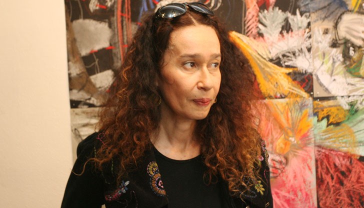 Еслица Попова ви приветства на откриването на нейната изложба „Борхес и Балканско вуду“