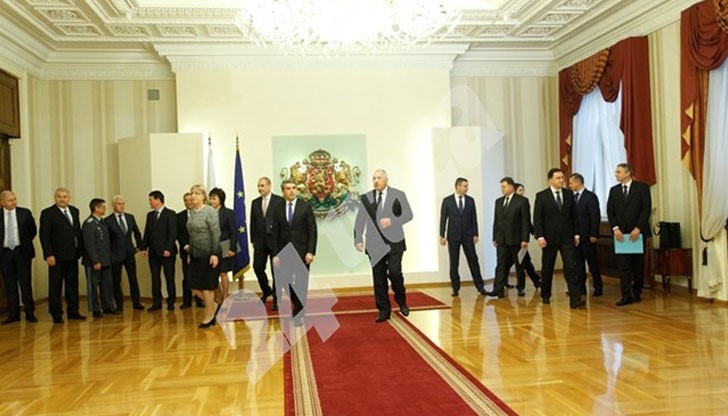 Съдбовната среща между държавния глава и партиите вече тече