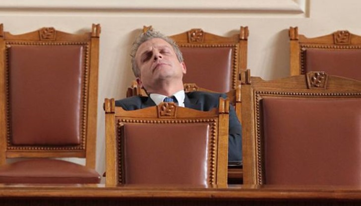 Москов сладко си подремваше на министерските столове в пленарна зала