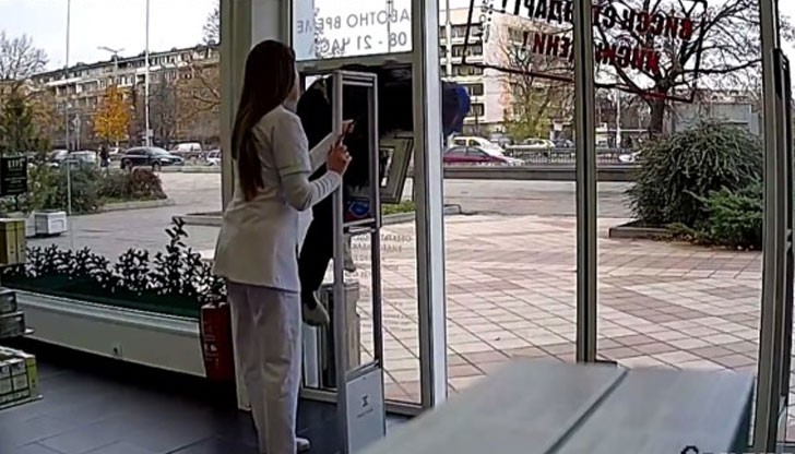 Камери запечатаха битката на фармацевти с обирджията