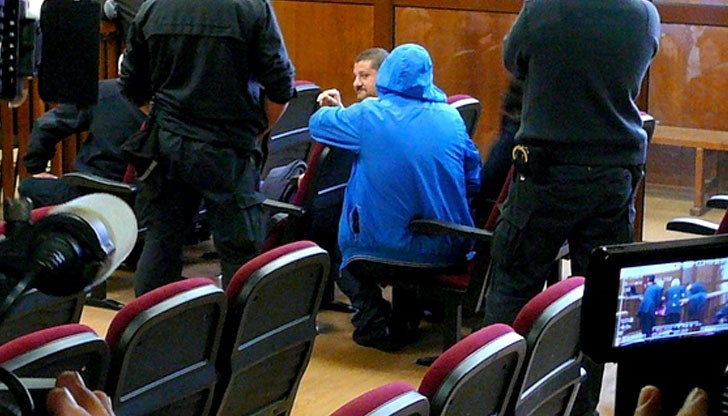 Според свидетели, след вземане на подкупа, престъпните служители дори връщали ресто