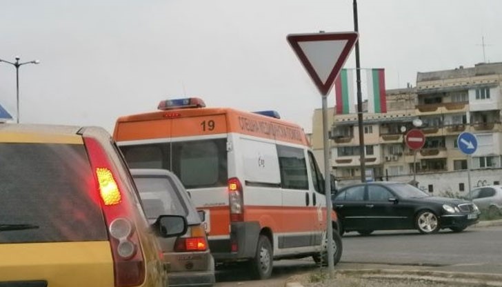 Лек автомобил "Ауди" се е преобърнал по таван върху мантинелата