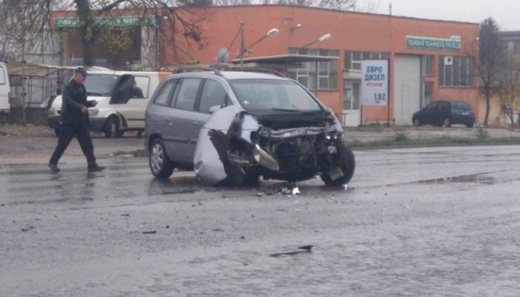 Блъснали са се "Опел" и "Форд", като при инцидента дете си е ударило главата