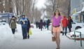 Жена се облича в летни дрехи през зимата