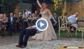 Младоженец левитира на първия сватбен танц