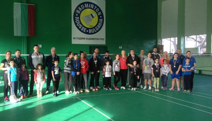 Над 50 деца и родители се включиха днес в коледния благотворителен турнир на Спортен клуб по бадминтон „Русе“ - „Мама и аз, Татко и аз“