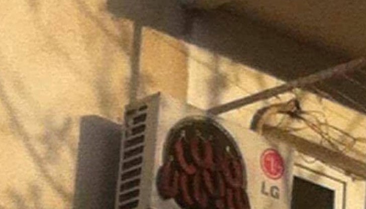 Суджуците пак висят, пак на балкона, но вместо на прът... на климатика!