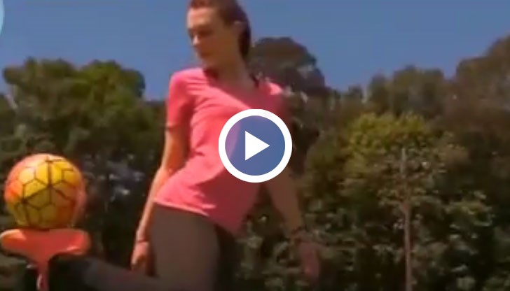 Момичето рисува изкуство с краката си